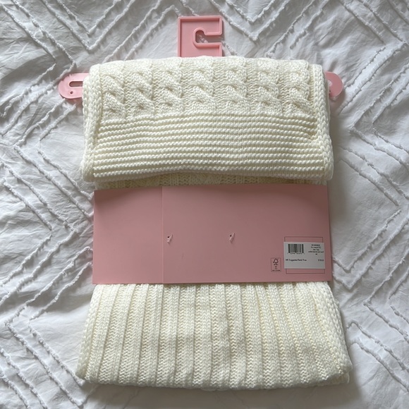 Kate Spade New York 2-Piece Cable-Knit Beanie & Muffler Set - Picture 5 of 7
